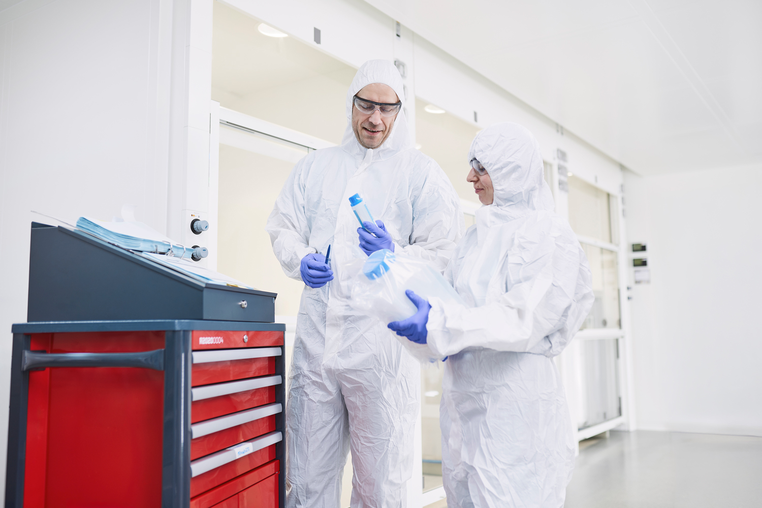 031_WP_reinraum wieland pharma reinraum mitarbeiter bei der arbeit
