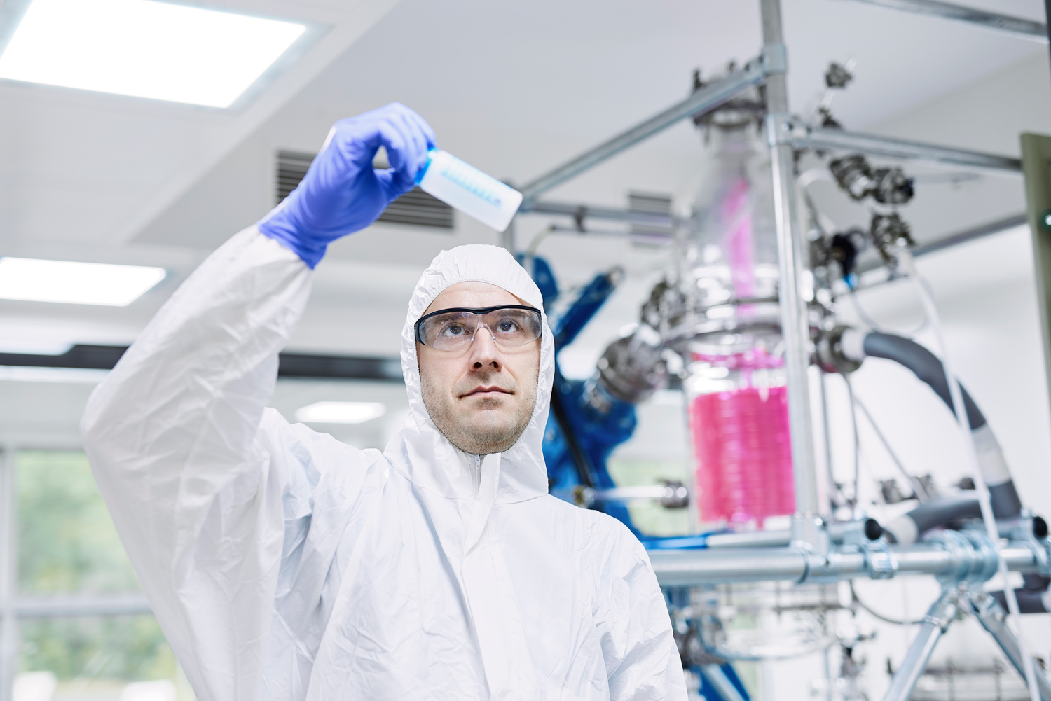 wieland pharma reinraum mitarbeiter bei der arbeit
